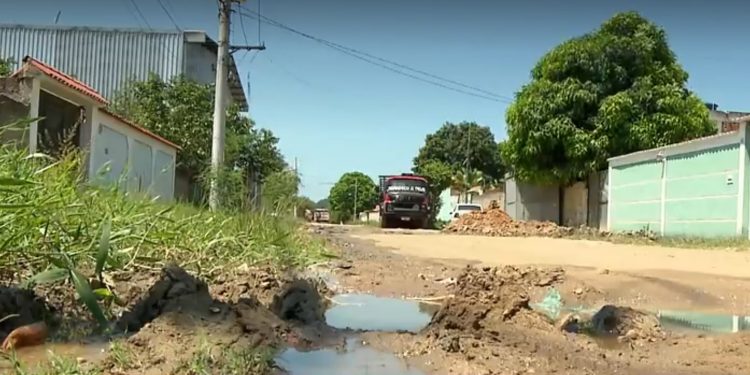 Falta de pavimentação e mato alto são alguns dos problemas enfrentados por moradores de Seropédica