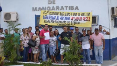 COM O vereador Wlad da Pesca, os pescadores posaram para as fotos no plenário