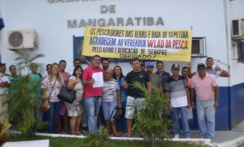 COM O vereador Wlad da Pesca, os pescadores posaram para as fotos no plenário