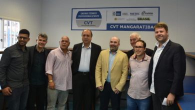 O governado Luiz Fernando Pezão descerrou a placa de inauguração da Faetec de Mangaratiba