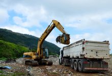 Os secretários Doriedson Costa e Antônio Marcos acompanharam o serviço de remoção do lixão