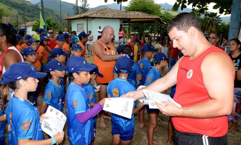 CORPO DE Bombeiro entrega os certificados para as crianças de Mangaratiba