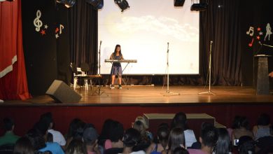 O PÚBLICO presente assistiu uma apresentação solo de teclado de uma das alunas do colégio