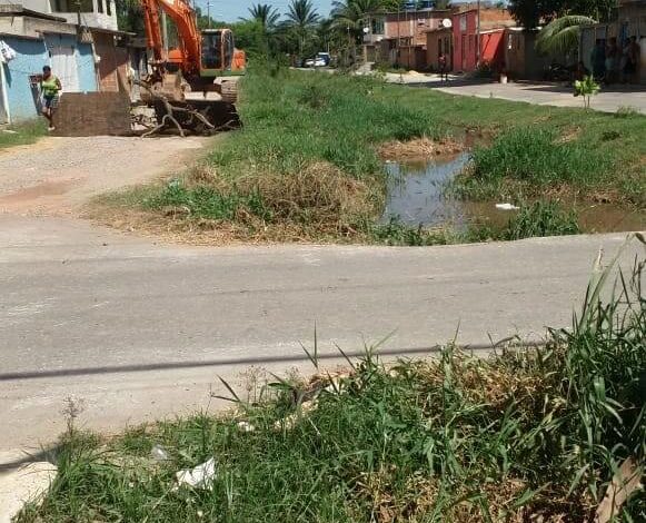 O valão entupido no bairro Chapéro se tornou um transtorno para moradores