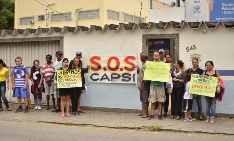 Pais e pacientes protestam em frente ao Capsi Itaguaí