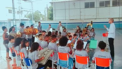 Entre as atividades oferecidas pela Colônia de férias estão as aulas de iniciação musical