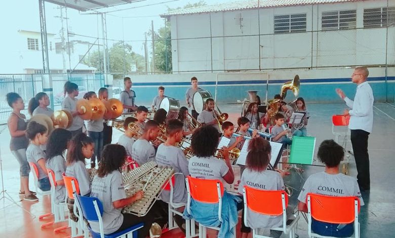 Entre as atividades oferecidas pela Colônia de férias estão as aulas de iniciação musical