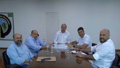 O PREFEITO Alan Costa e os representantes do DER em reunião na sede do órgão, na sexta-feira.