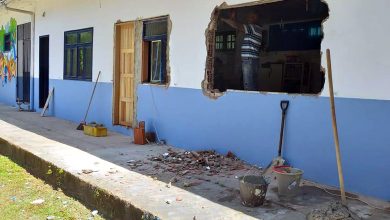 Janelas e portas que estavam deterioradas com a ação do tempo estão sendo trocadas (foto 01)