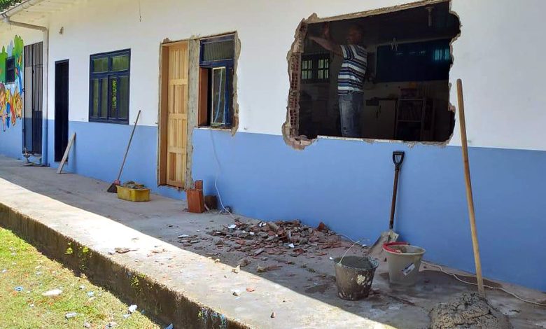 Janelas e portas que estavam deterioradas com a ação do tempo estão sendo trocadas (foto 01)