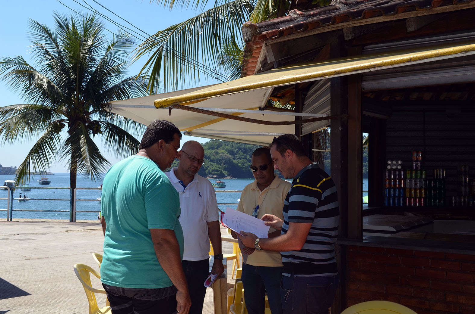 Ao todo foram fiscalizados sete quiosques, além de bares, restaurantes e ambulantes