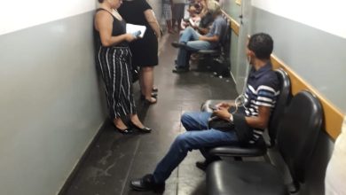 OS PARTICIPANTES de audiências têm de esperar num estreito corredor onde é forte o calor