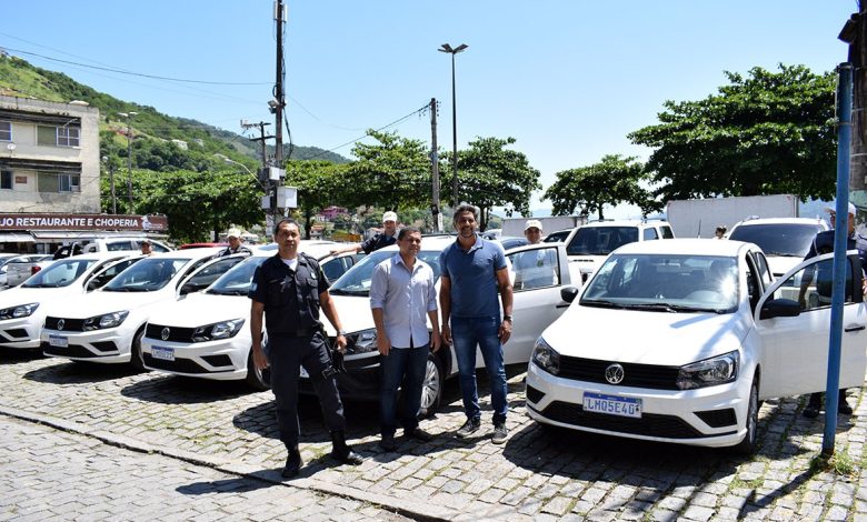 Vice-prefeito Chicão da Ilha e o vereador Renato Fiu Fiu participaram da entrega das viaturas ao lado do secretário Alexandre Mariano