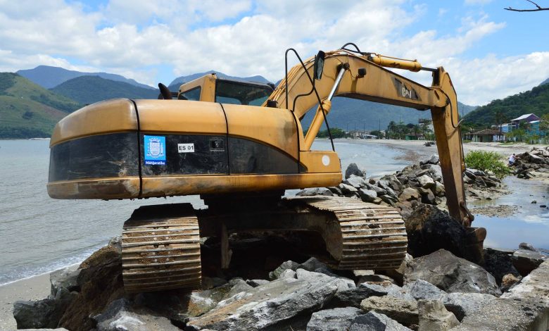 MÁQUINAS DERAM inicio as obras para melhor o fluxo de saída de água na Praia do Saco