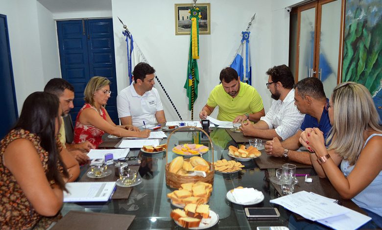 Prefeito Alan Costa durante a reunião que discutiu os últimos detalhes para o início das aulas