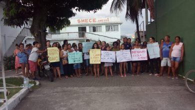 COM FAIXAS, um grupo de pessoas defendiam o funcionamento do CAIC em Seropédica