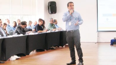 COORDENADOR DE projetos da ICN, Vinicius Leite dos Anjos, apresenta o projeto Polo Tecnológico do Mar da Baía de Sepetiba para as empresas participantes do fórum
