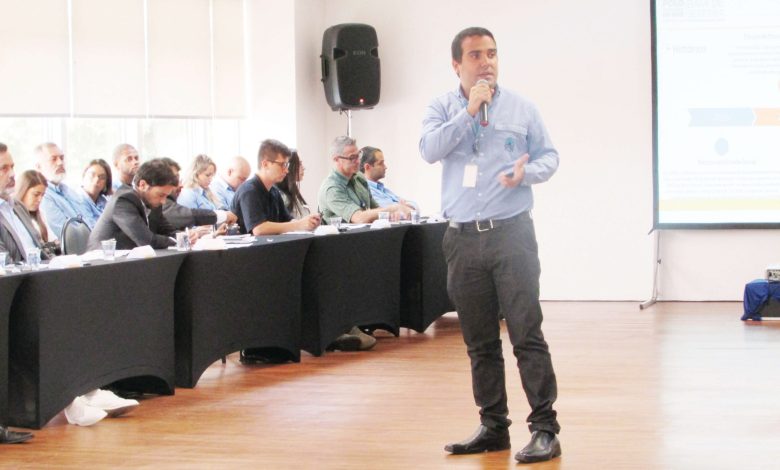 COORDENADOR DE projetos da ICN, Vinicius Leite dos Anjos, apresenta o projeto Polo Tecnológico do Mar da Baía de Sepetiba para as empresas participantes do fórum