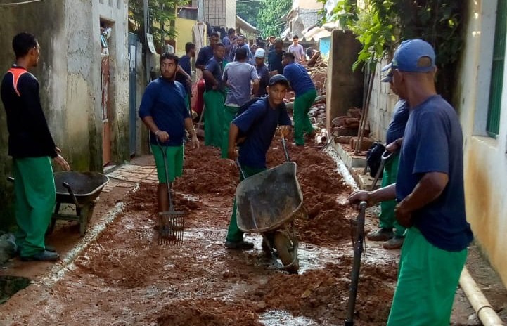 Funcionários da Secretaria de Serviços Públicos retirando realizando a limpeza das vias públicas