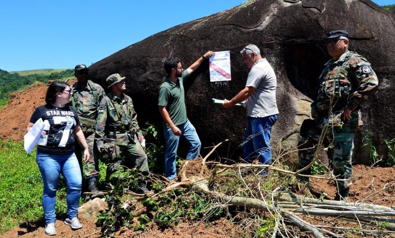 Os ficais da Secretaria de Meio Ambiente embargaram a obra do empreendimento no bairro