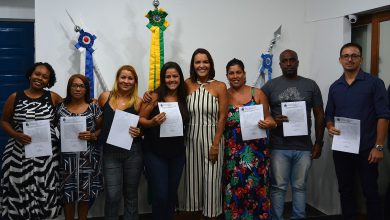 A secretária de Administração, Priscila Souza (centro) posou para as fotos com os novos servidores