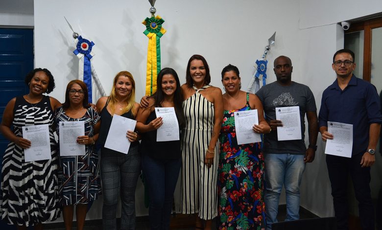 A secretária de Administração, Priscila Souza (centro) posou para as fotos com os novos servidores