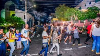 DEZENAS DE fiéis, segurando tochas, seguiram em cortejo até a Igreja Matriz