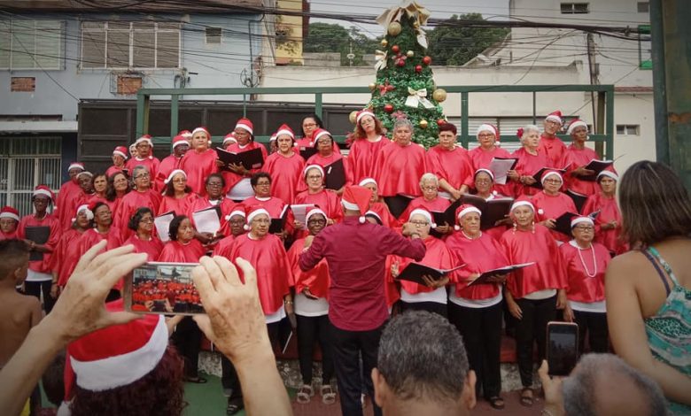 VESTIDAS A caráter, o coral da Melhor Idade se apresentou na cantata de Natal em Seropédica