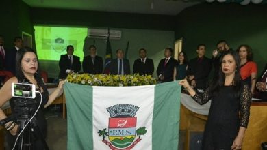 AUTORIDADES MUNICIPAIS ficaram de pé durante a execução do Hino de Seropédica