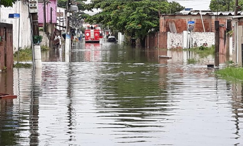 CHUVA QUE caiu na terça-feira alagou diversas ruas do bairro Monte Serrat, em Itaguaí