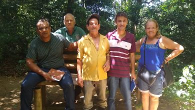 Equipe da Secretaria de Agricultura e Pesca durante a visita a propriedade de um agricultor