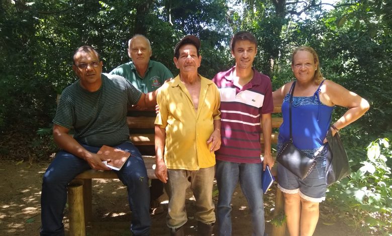 Equipe da Secretaria de Agricultura e Pesca durante a visita a propriedade de um agricultor