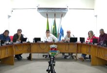 Ao centro, Huguinho, presidente destituído, e do seu lado esquerdo Neizinho, que assumiu a presidência (Reprodução internet)