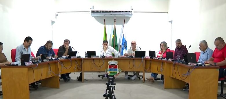 Ao centro, Huguinho, presidente destituído, e do seu lado esquerdo Neizinho, que assumiu a presidência (Reprodução internet)