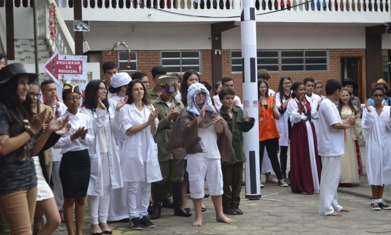 OS ALUNOS se reuniram antes do inicio da feira