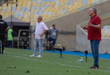 Abel Braga orienta a equipe durante a partida de domingo contra o Bangu, no Maracanã