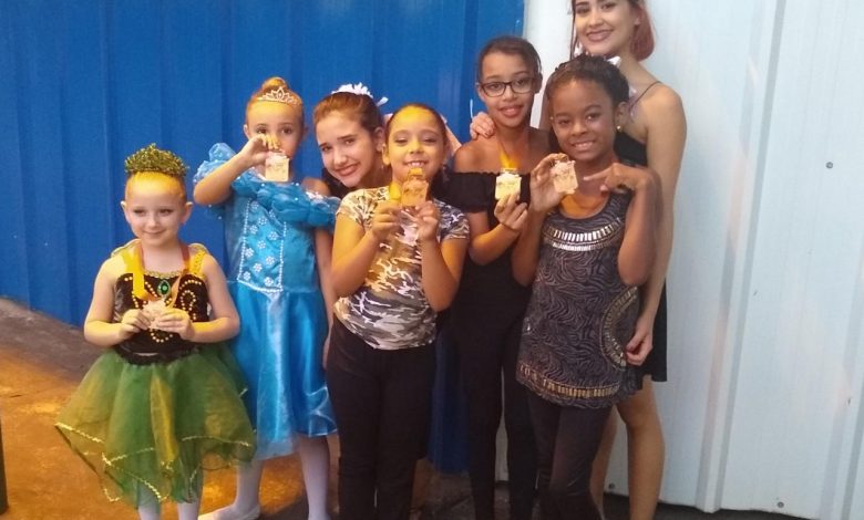 Alunas da Escola Natália Ramalho comemoram as medalhas conquistada no festival