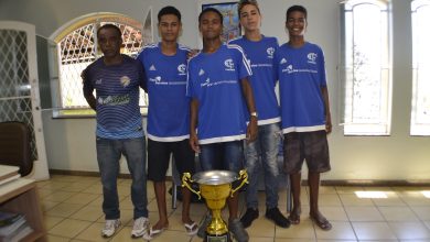 Técnico Claudinho com os atletas Kauãn Silva, Eduardo dos Santos, Luiz Eduardo e Gabriel Santos exibem o troféu de vice-campeão