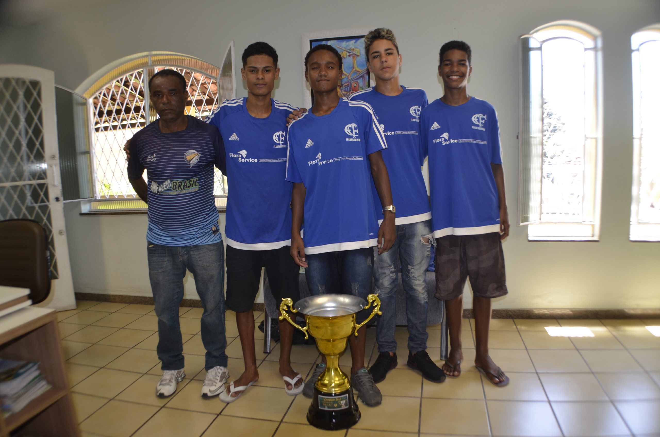 Técnico Claudinho com os atletas Kauãn Silva, Eduardo dos Santos, Luiz Eduardo e Gabriel Santos exibem o troféu de vice-campeão