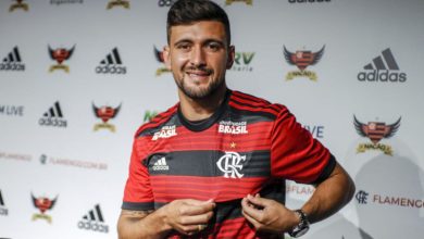 O uruguaio Arrascaeta posou com a camisa do Flamengo após a apresentação na segunda-feira