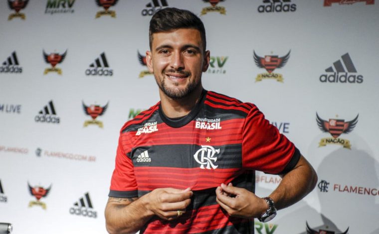 O uruguaio Arrascaeta posou com a camisa do Flamengo após a apresentação na segunda-feira