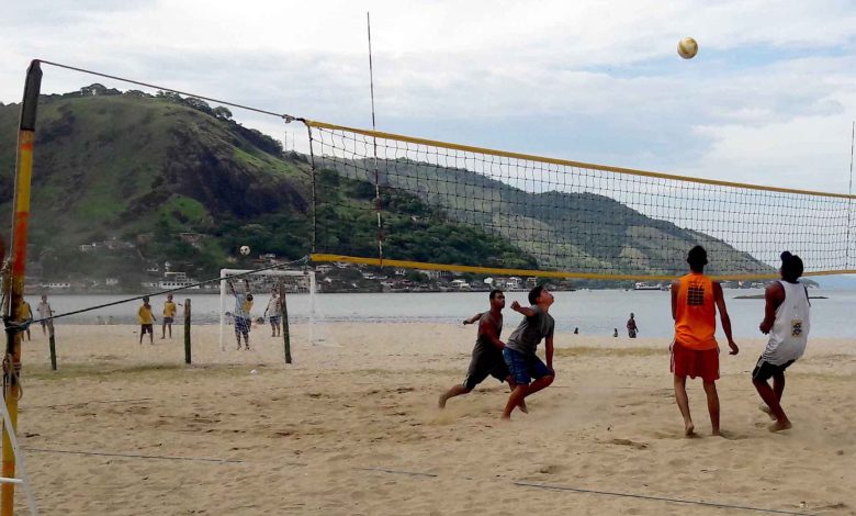 VÔLEI foi uma das atividades que animou o evento na Praia do Saco