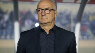 Técnico Dorival Júnior observa a equipe durante a goleada de 4 a 0 sobre o Paraná, no domingo