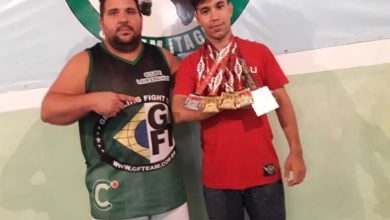 Ao lado mestre Leandro Hulk, o atleta Ronaldo Huston exibe as medalhas conquistadas nas competições