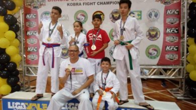 A equipe da academia Elite Training com as medalhas conquistadas no evento em São Paulo