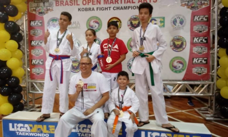 A equipe da academia Elite Training com as medalhas conquistadas no evento em São Paulo