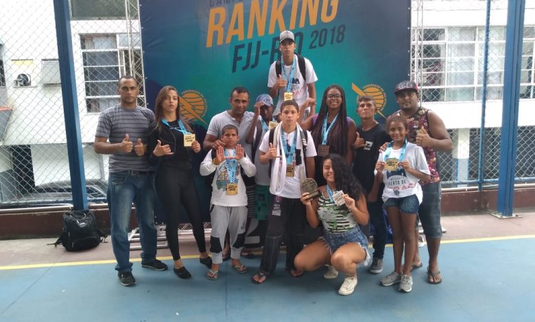 Equipe comandada pelo professor Rafero da Nova União exibe as medalhas conquistadas no evento