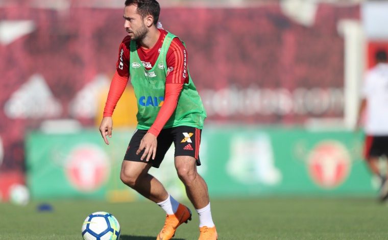 Everton Ribeiro durante as atividades de terça-feira Centro de Treinamento George Helal