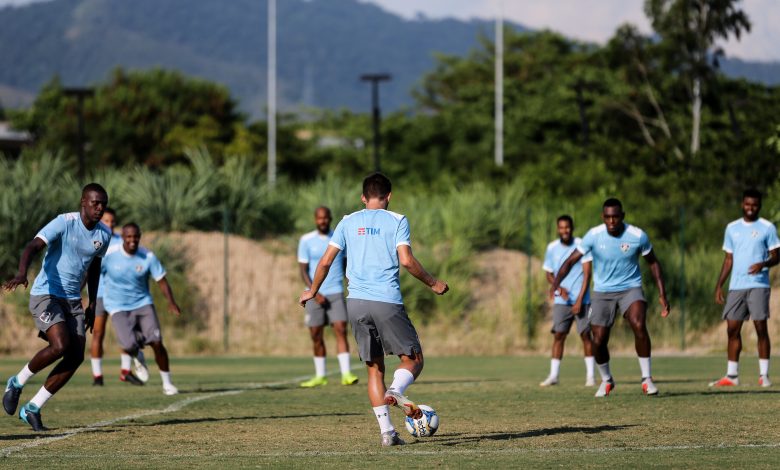 Por cerca de três horas os jogadores estiveram no campo 2 do Centro de Treinamento da Barra