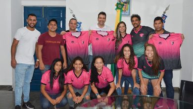 Equipe “Meninas em Quadra” posaram ao lado prefeito Alan Bombeiro e o vice Chicão da Ilha